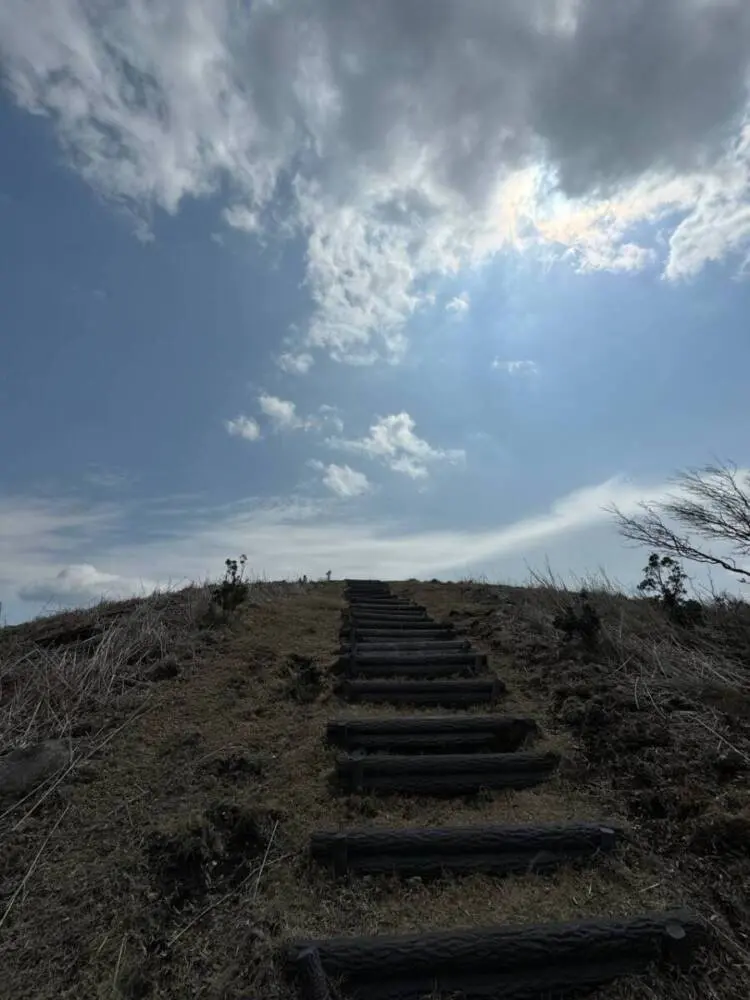 【登山日記】苔むした石畳など見どころいっぱいの大洞山~尼ヶ岳を縦走