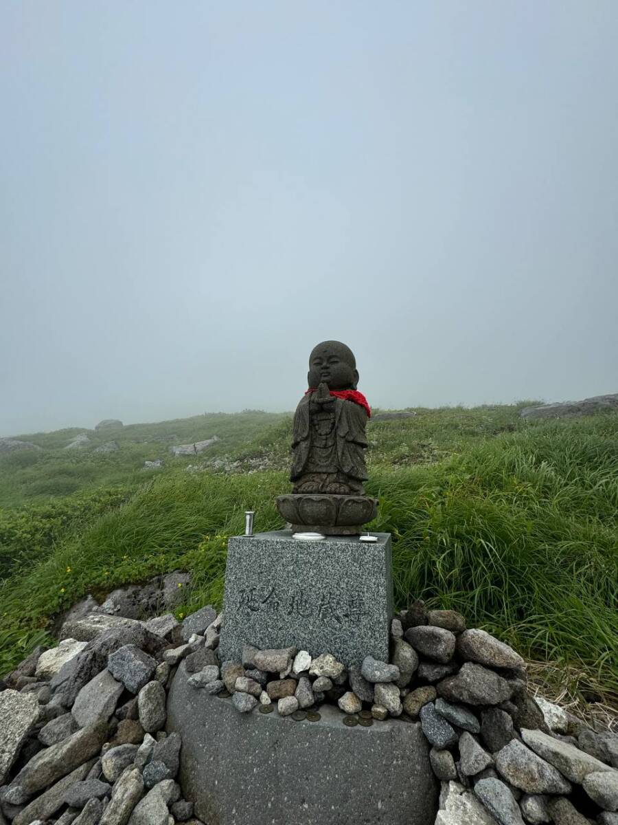 【登山日記】日本百名山「月山」雪渓や花がたくさん見れた美しい世界