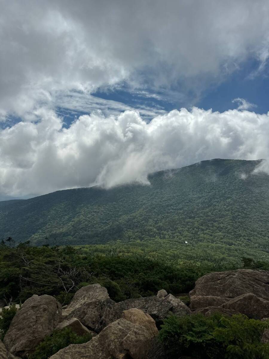 日本百名山の岩手県「早池峰山」は絶景広がる広大な景色