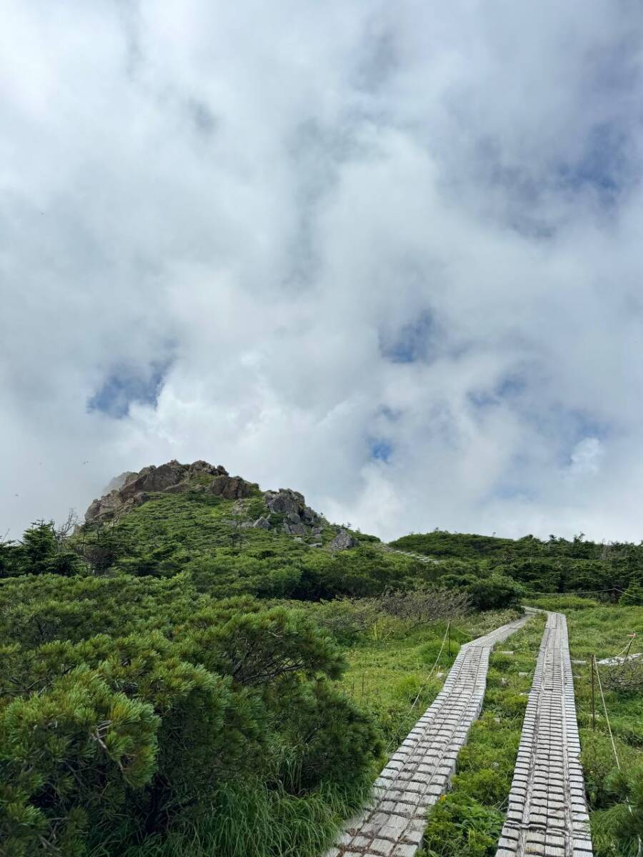 日本百名山の岩手県「早池峰山」は絶景広がる広大な景色