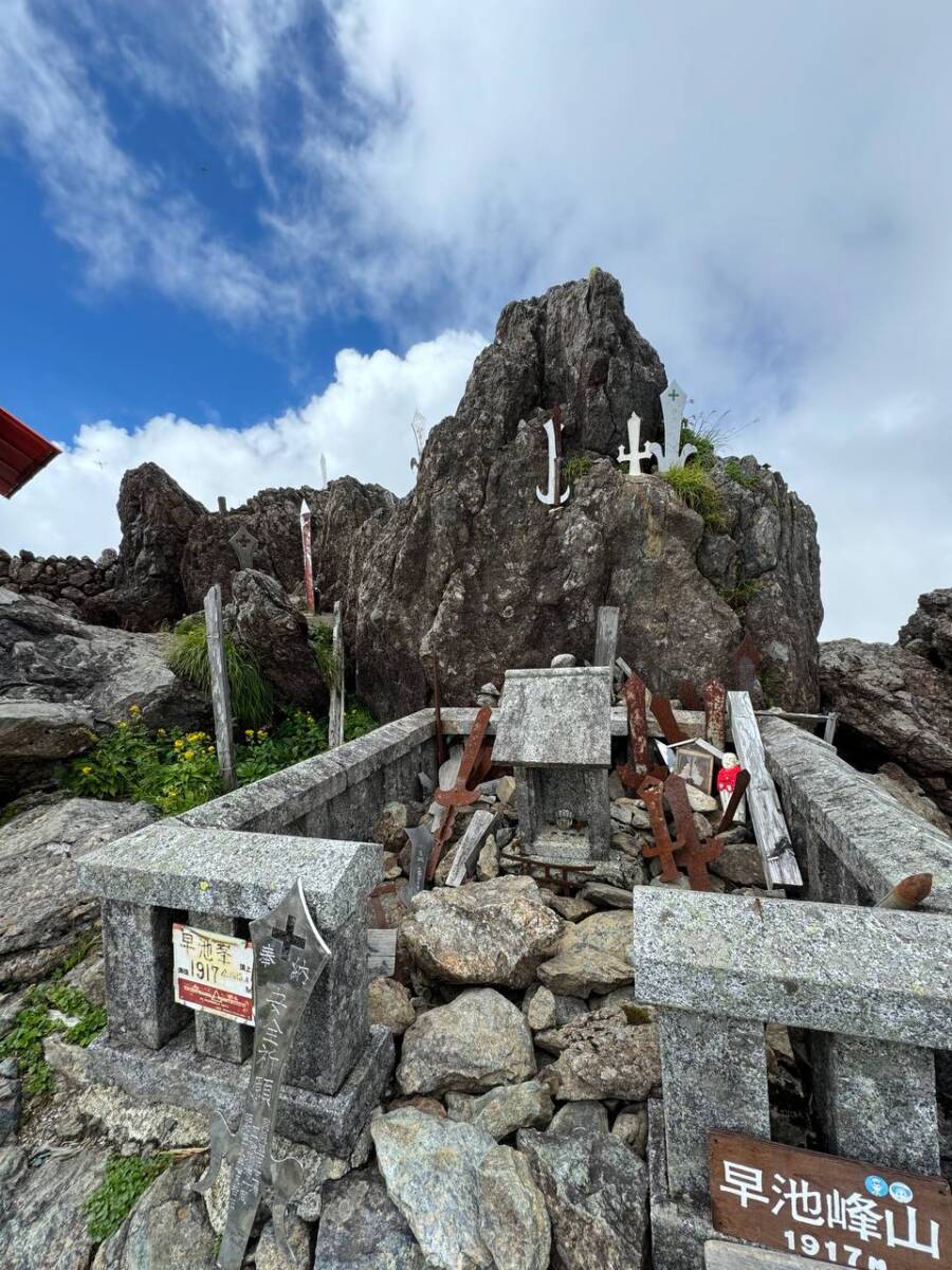 日本百名山の岩手県「早池峰山」は絶景広がる広大な景色