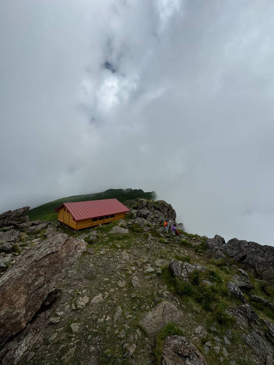 日本百名山の岩手県「早池峰山」は絶景広がる広大な景色