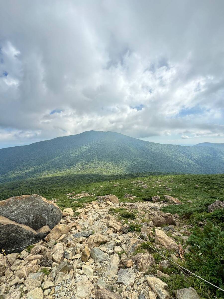 日本百名山の岩手県「早池峰山」は絶景広がる広大な景色