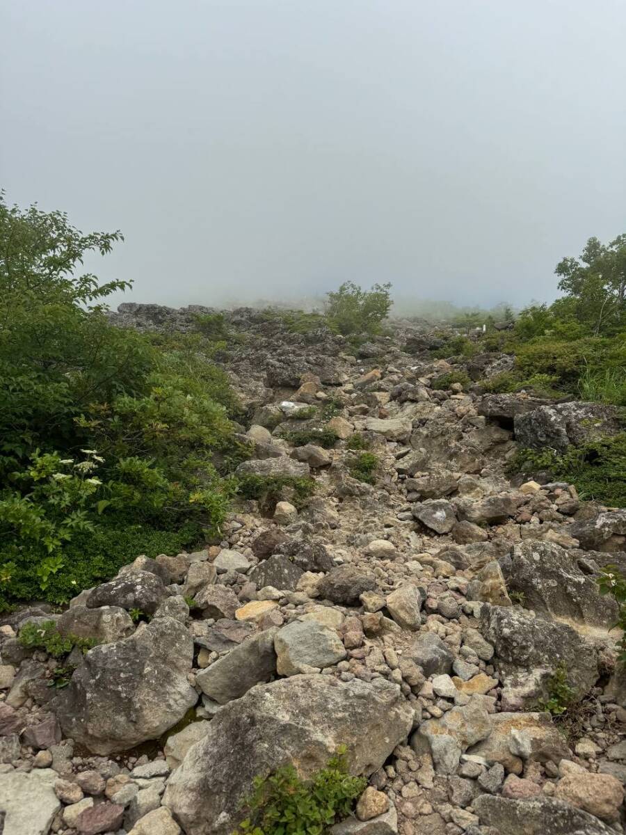 日本百名山「岩手山」大迫力の火口・長い登山道に色んな景色が見れる