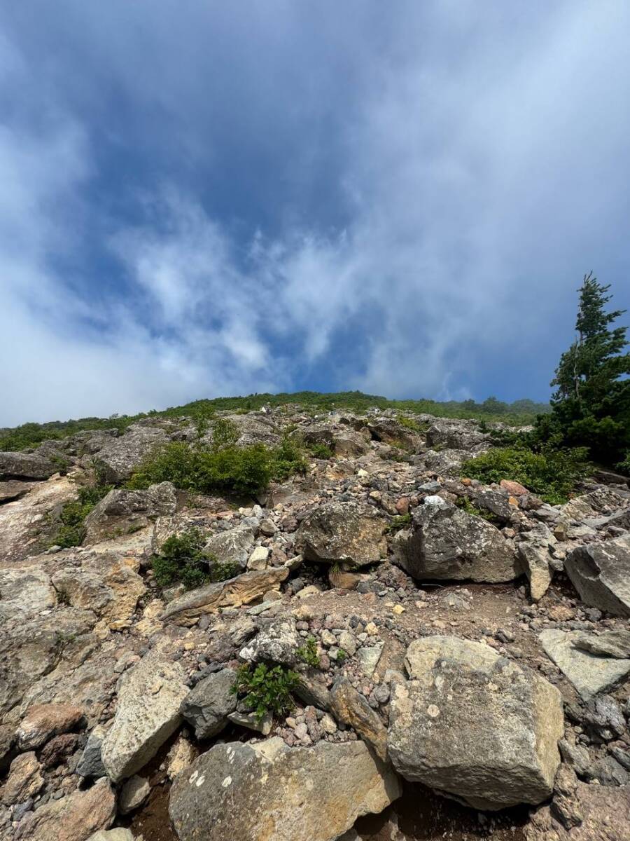 日本百名山「岩手山」大迫力の火口・長い登山道に色んな景色が見れる