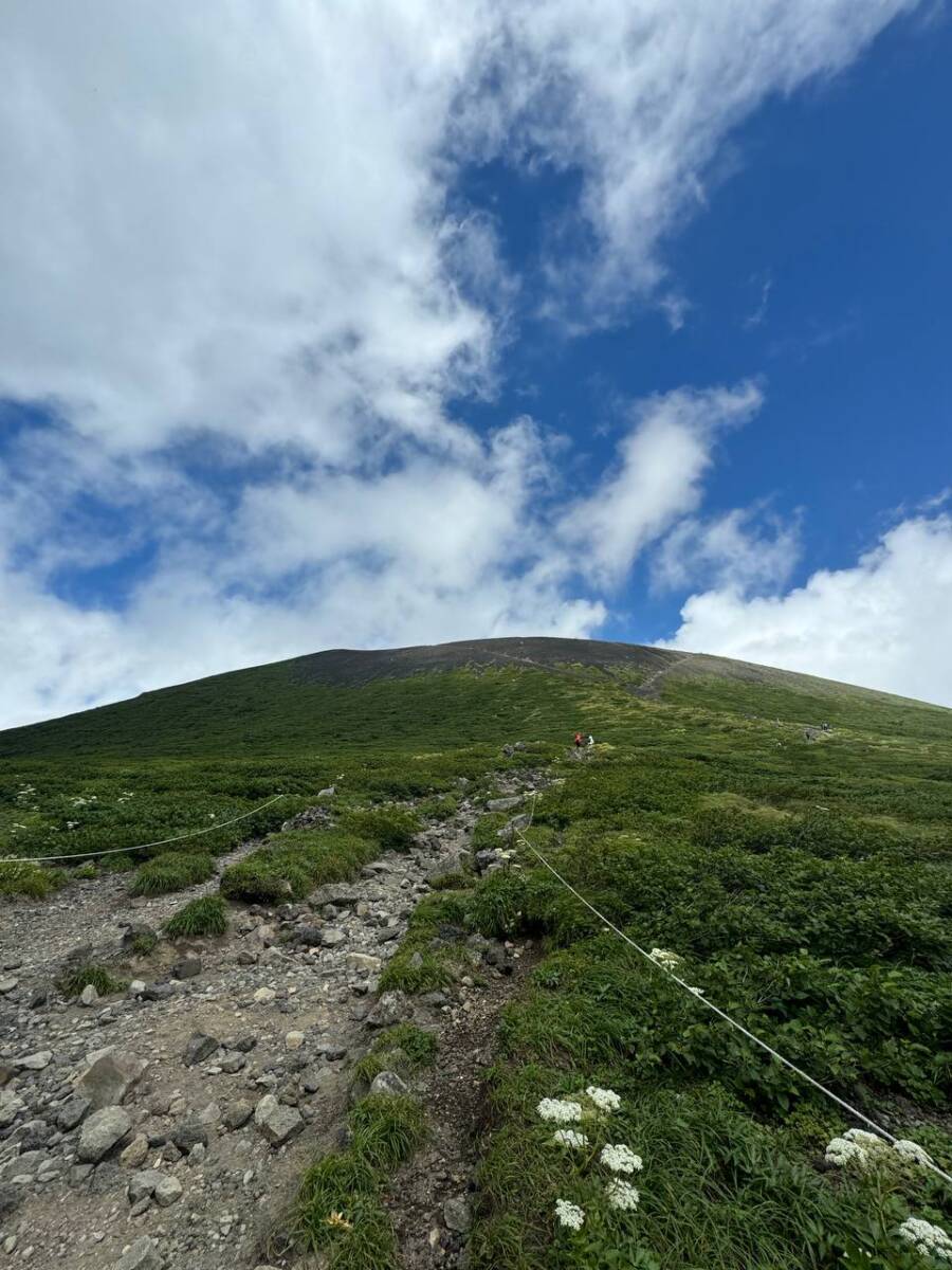 日本百名山「岩手山」大迫力の火口・長い登山道に色んな景色が見れる