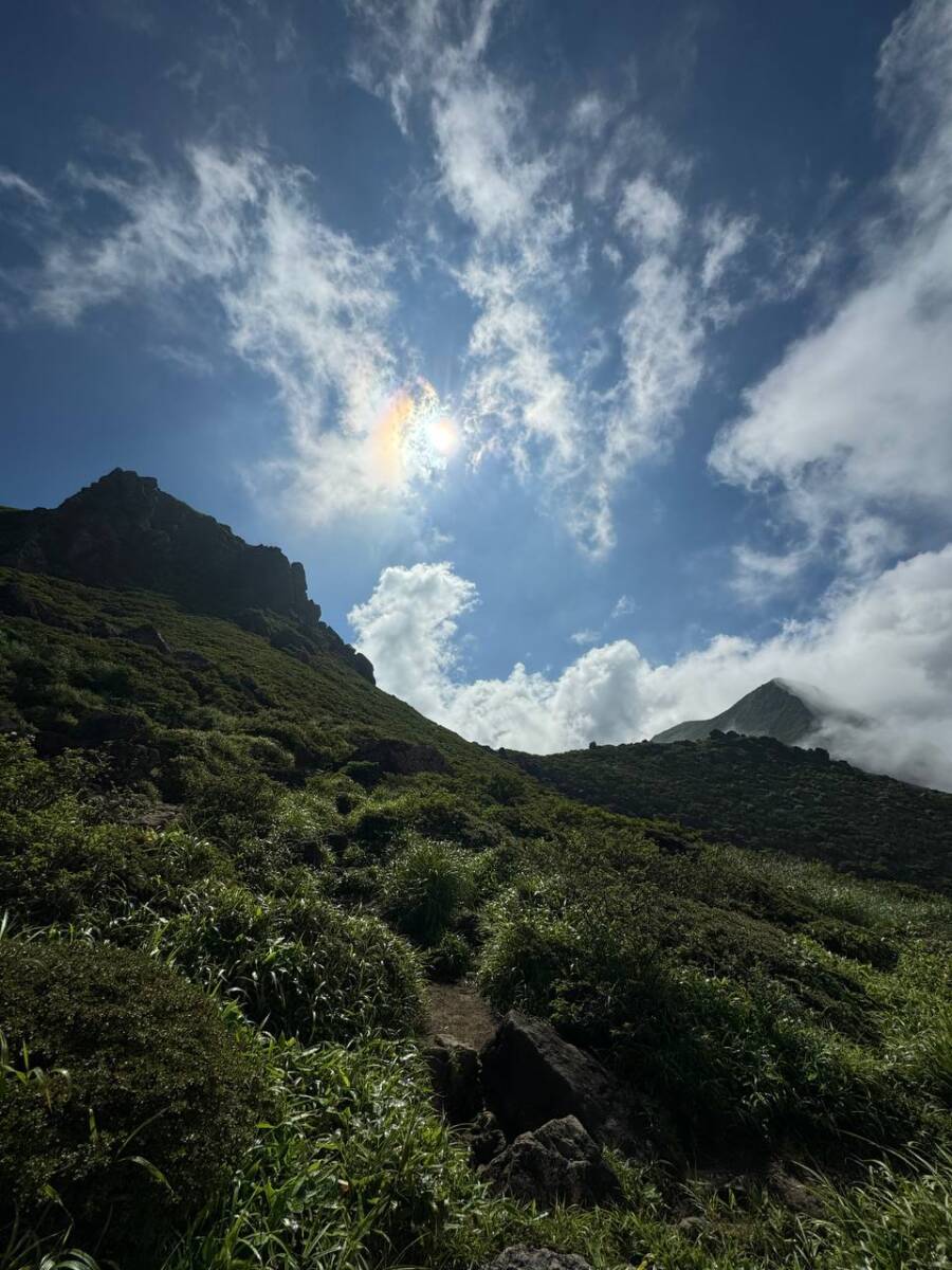 壮大な光景が広がるくじゅう連山の主峰「久住山」は火山と草原が広がる景色