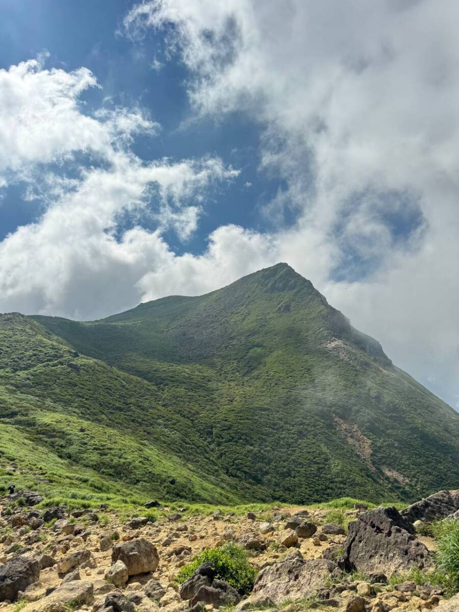 壮大な光景が広がるくじゅう連山の主峰「久住山」は火山と草原が広がる景色