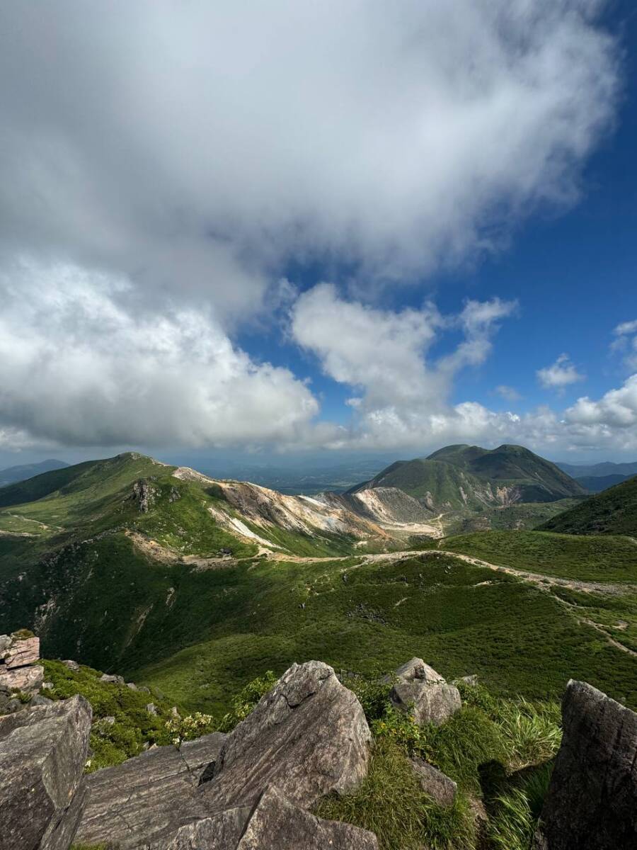 壮大な光景が広がるくじゅう連山の主峰「久住山」は火山と草原が広がる景色