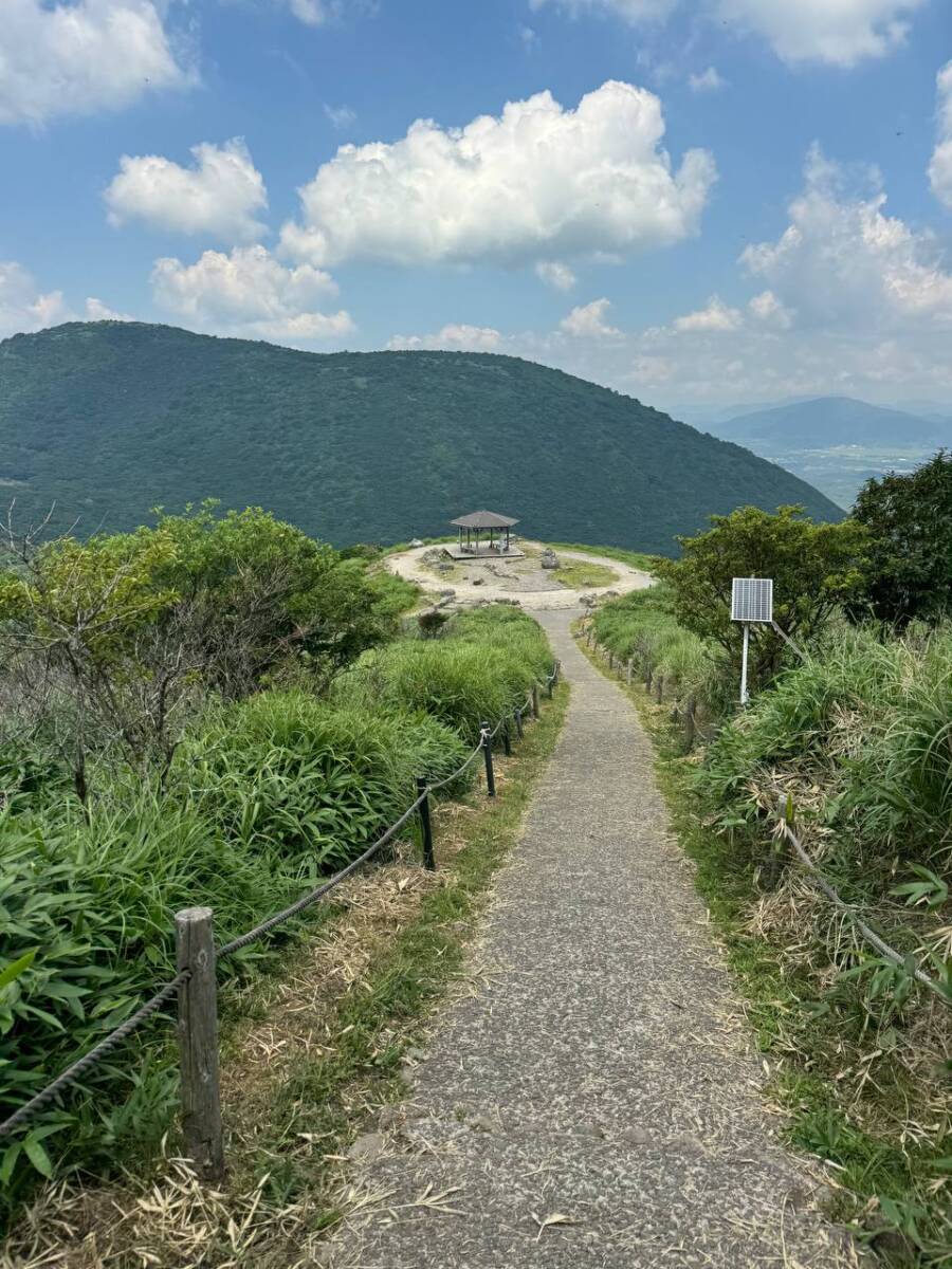 壮大な光景が広がるくじゅう連山の主峰「久住山」は火山と草原が広がる景色