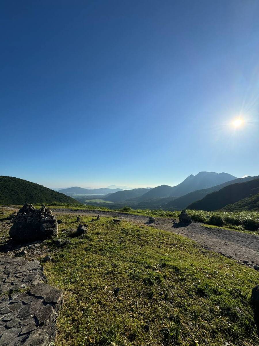 壮大な光景が広がるくじゅう連山の主峰「久住山」は火山と草原が広がる景色