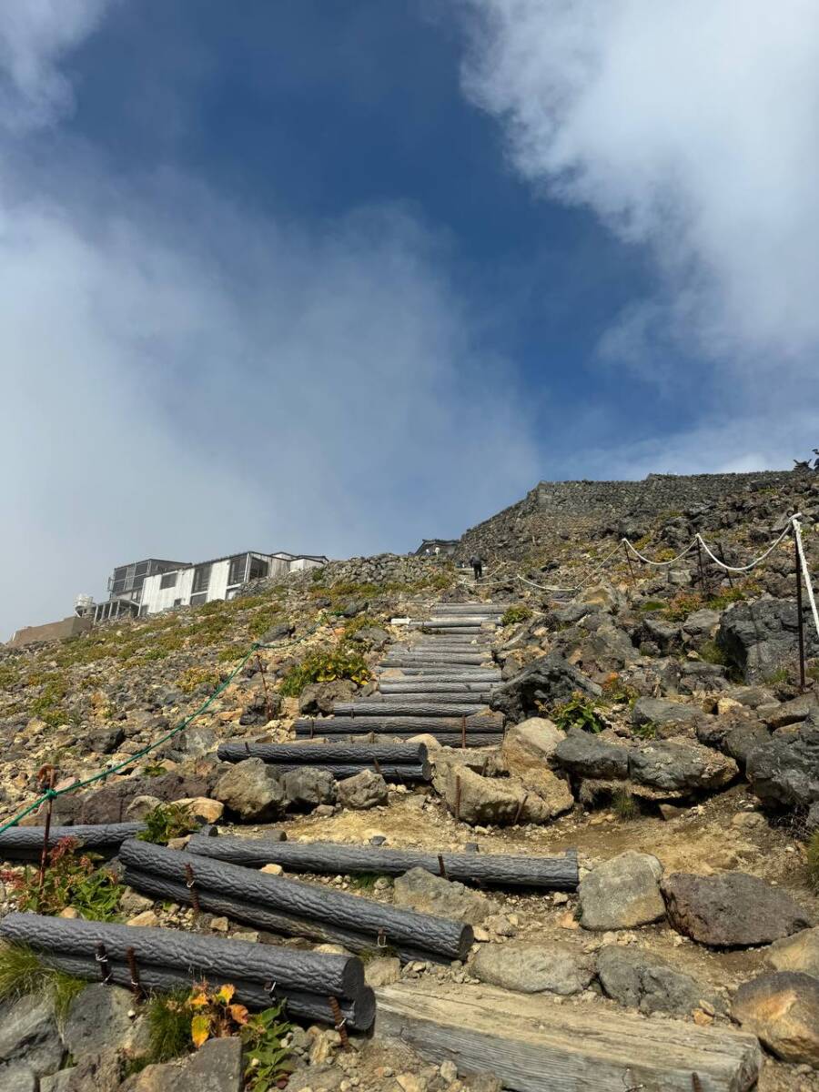 異様で壮大な光景が広がる3000m峰の霊山 『御嶽山』