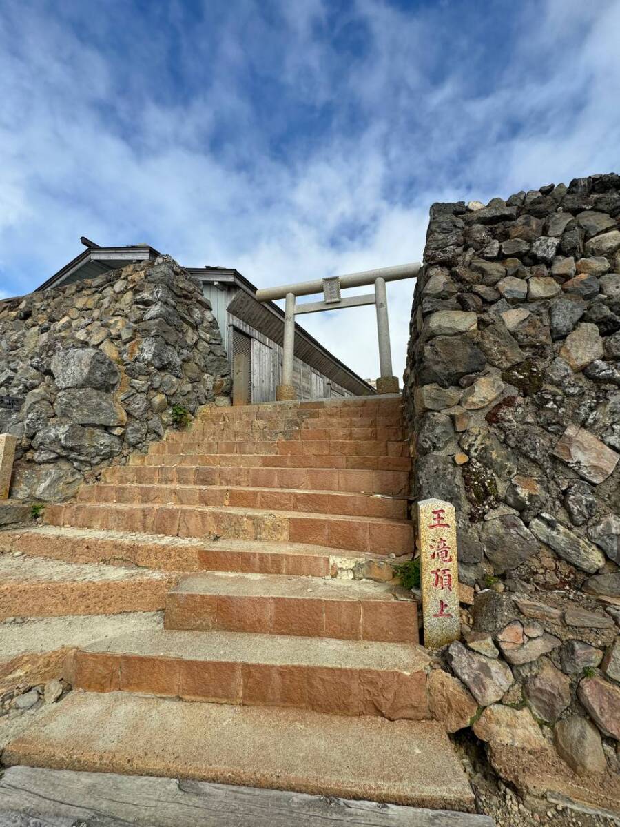 異様で壮大な光景が広がる3000m峰の霊山 『御嶽山』