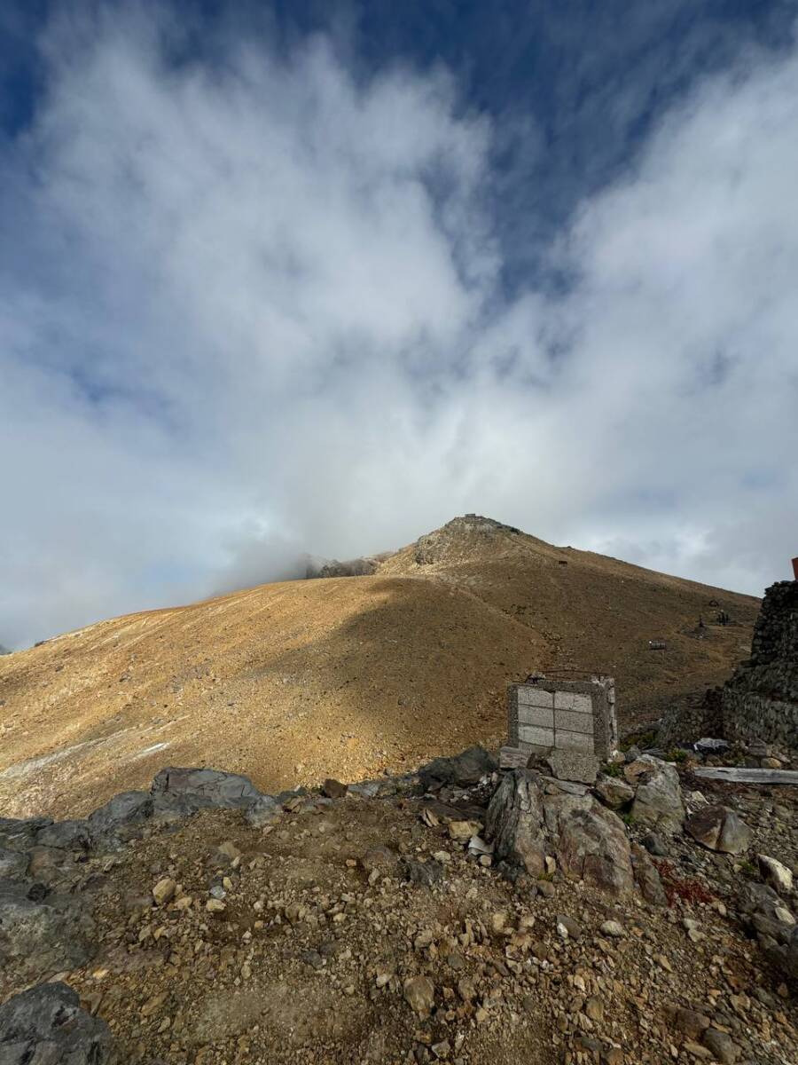 異様で壮大な光景が広がる3000m峰の霊山 『御嶽山』