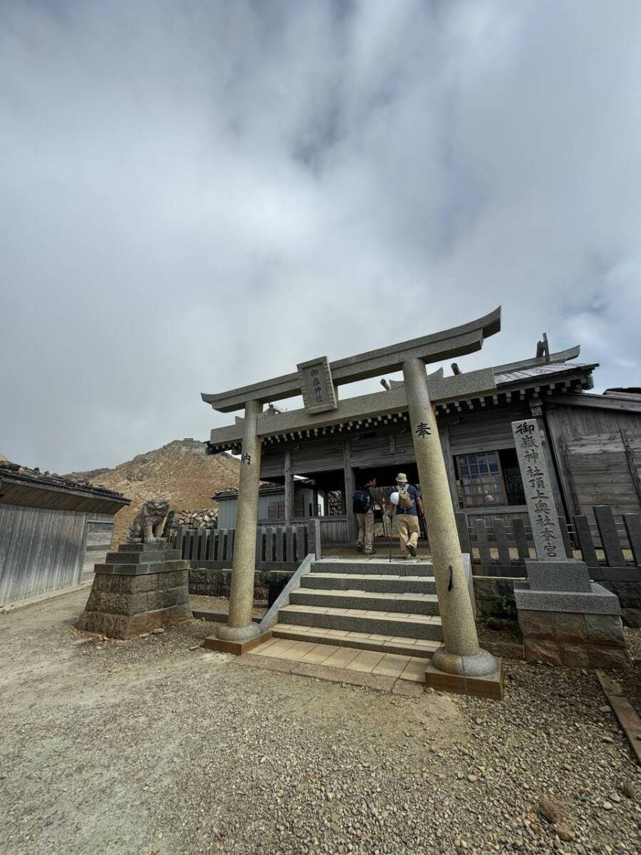 異様で壮大な光景が広がる3000m峰の霊山 『御嶽山』