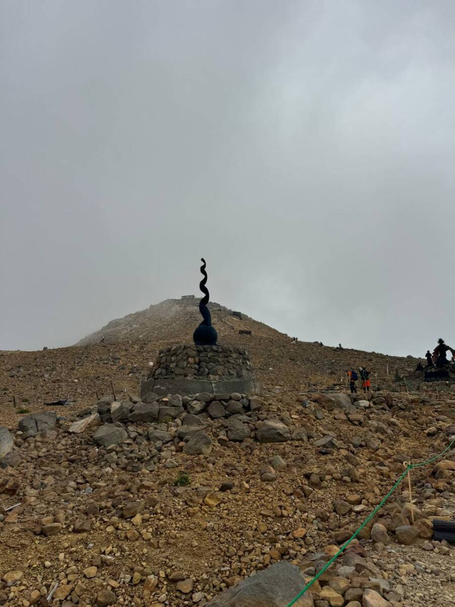 異様で壮大な光景が広がる3000m峰の霊山 『御嶽山』