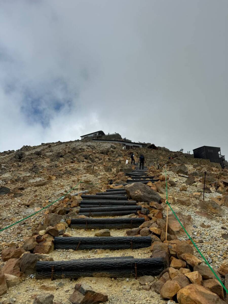 異様で壮大な光景が広がる3000m峰の霊山 『御嶽山』