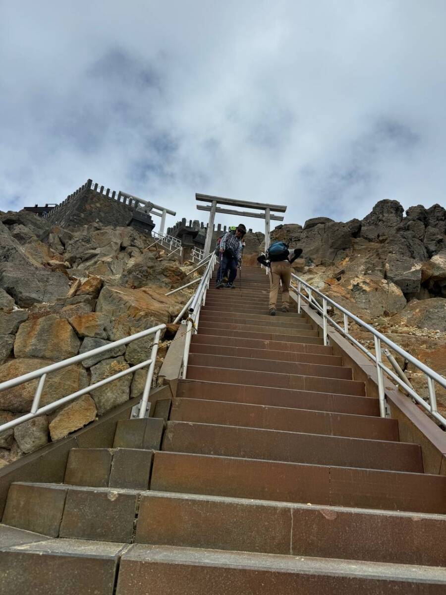 異様で壮大な光景が広がる3000m峰の霊山 『御嶽山』