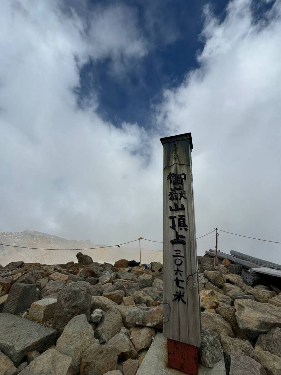 異様で壮大な光景が広がる3000m峰の霊山 『御嶽山』