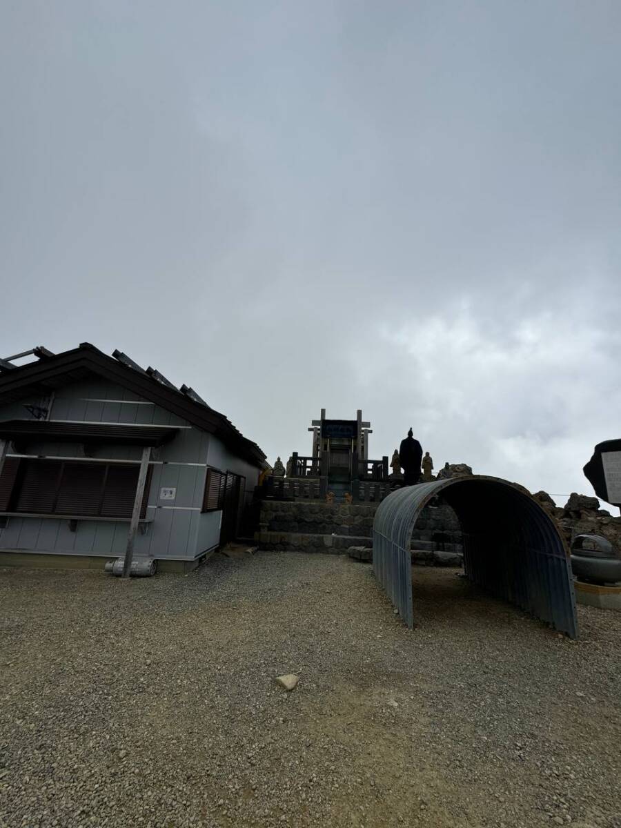 異様で壮大な光景が広がる3000m峰の霊山 『御嶽山』