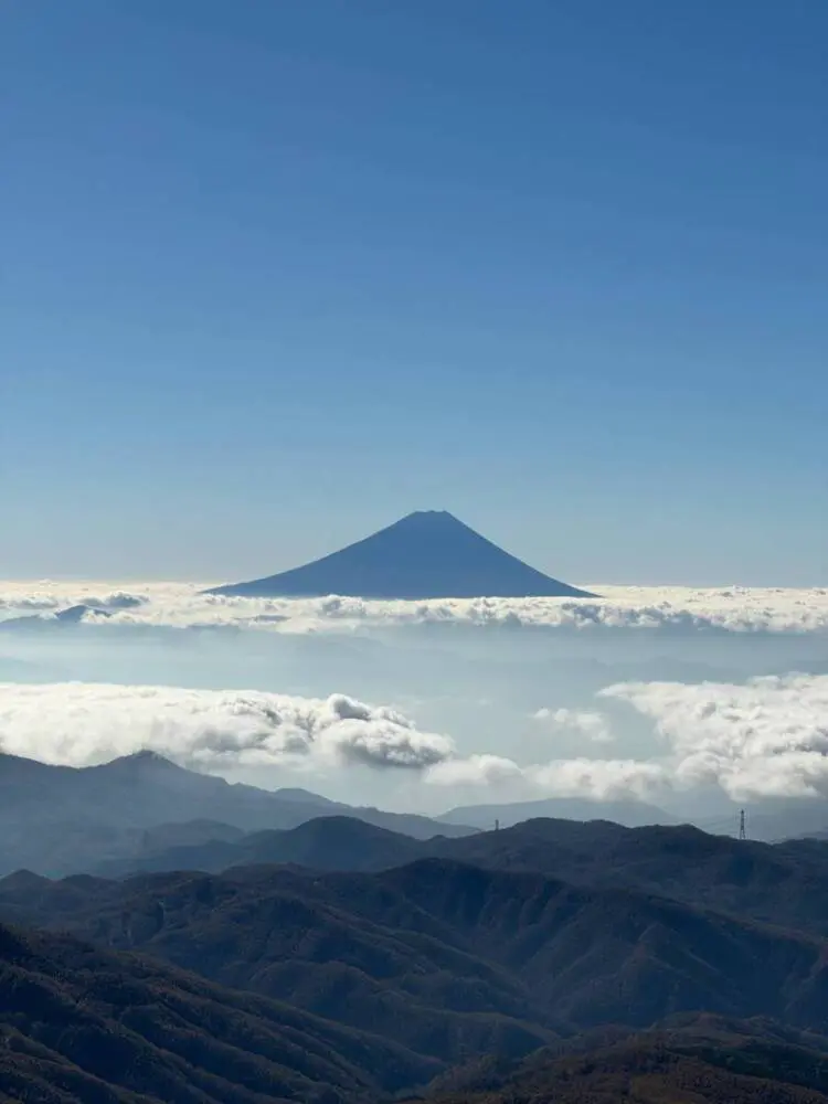 富士山を見ながらお手軽に絶景ハイクが楽しめる百名山 『金峰山