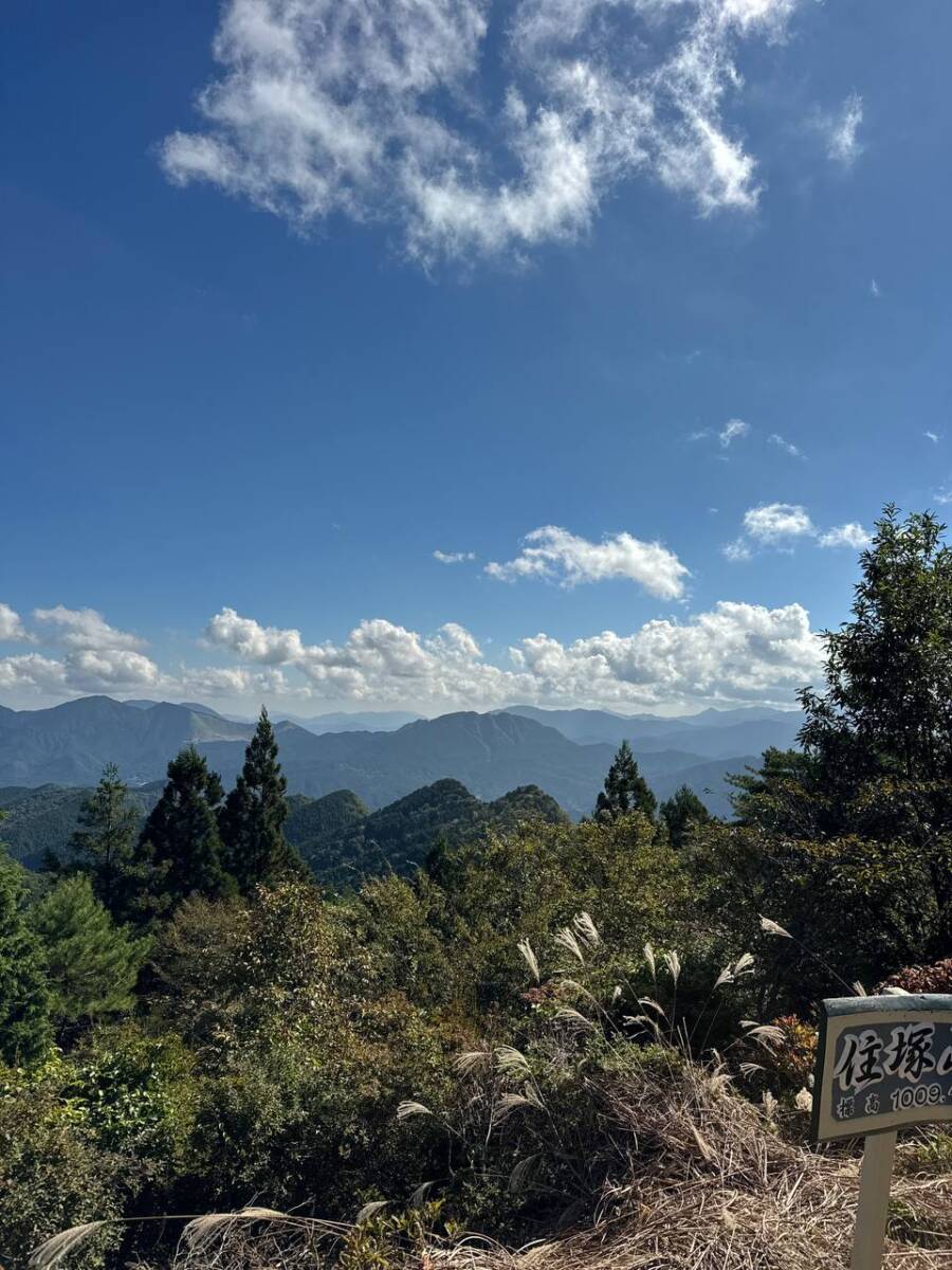 国の天然記念物「屏風岩」が立ちはだかる景観を楽しめるハイキング「住塚山」