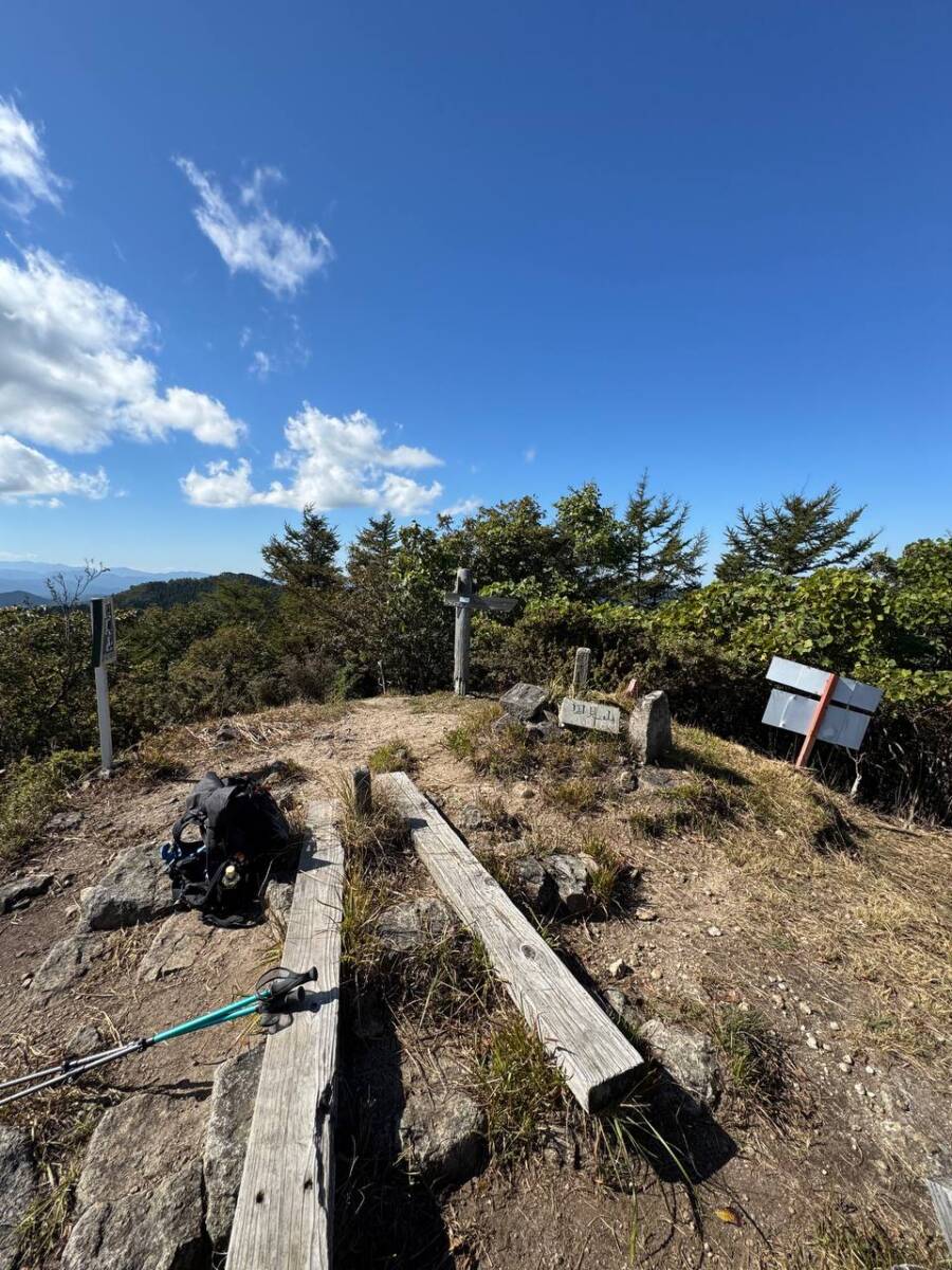 国の天然記念物「屏風岩」が立ちはだかる景観を楽しめるハイキング「住塚山」