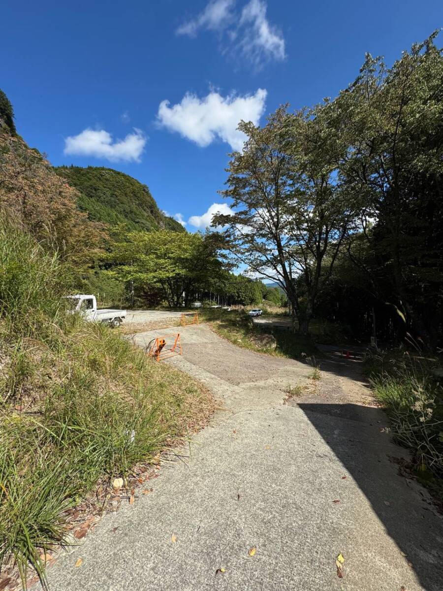 国の天然記念物「屏風岩」が立ちはだかる景観を楽しめるハイキング「住塚山」