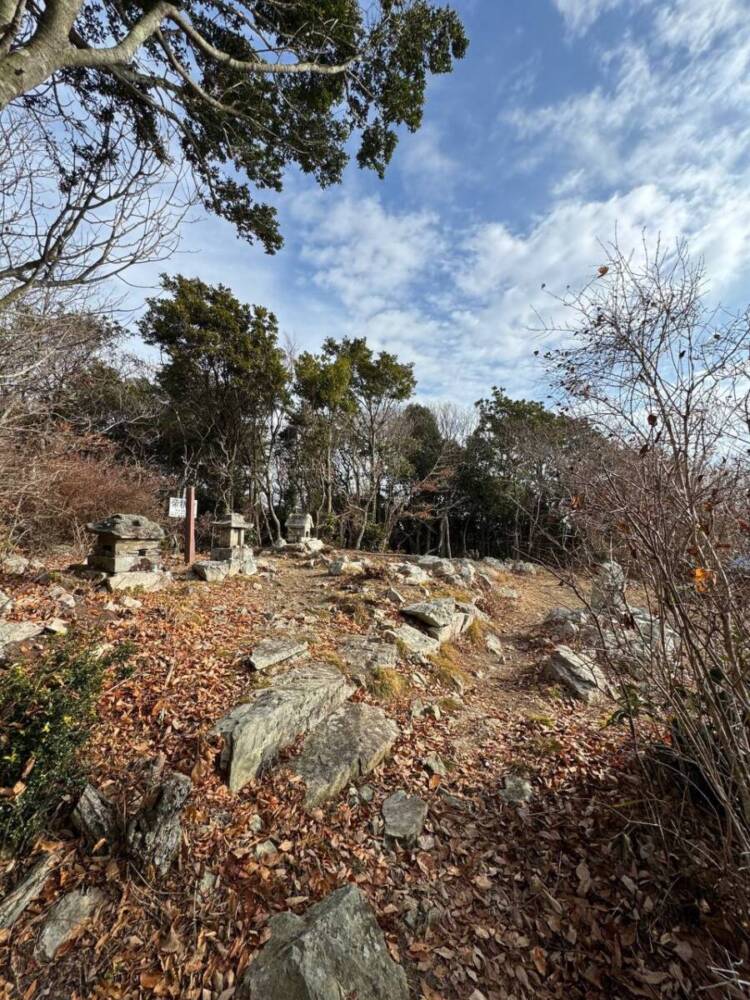 山頂からは須磨アルプスや淡路島が見える丹上山地の主峰「帝釈山」