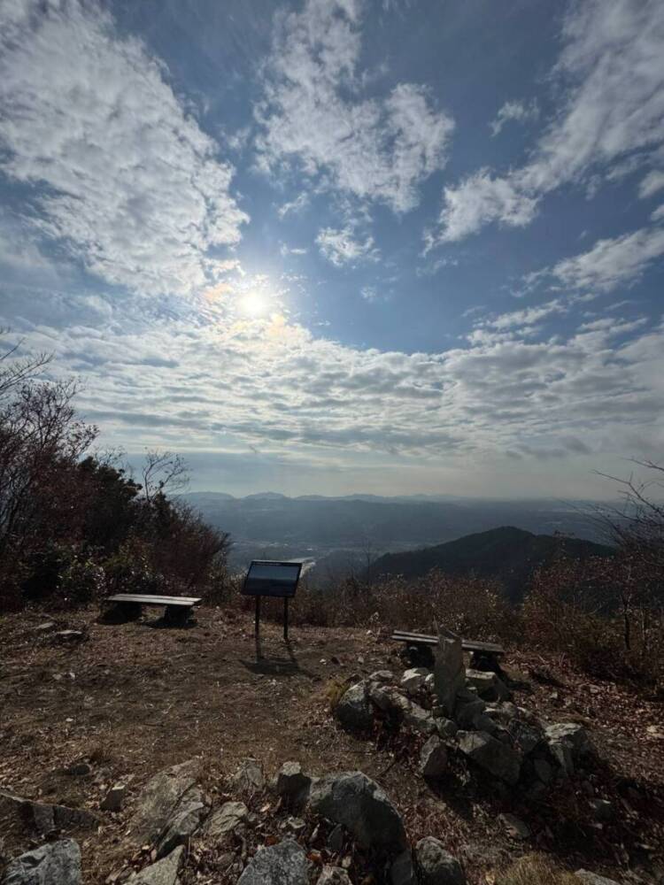 山頂からは須磨アルプスや淡路島が見える丹上山地の主峰「帝釈山」