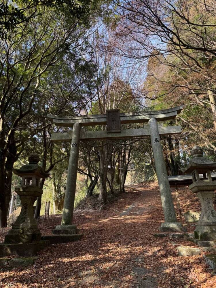 山頂からは須磨アルプスや淡路島が見える丹上山地の主峰「帝釈山」