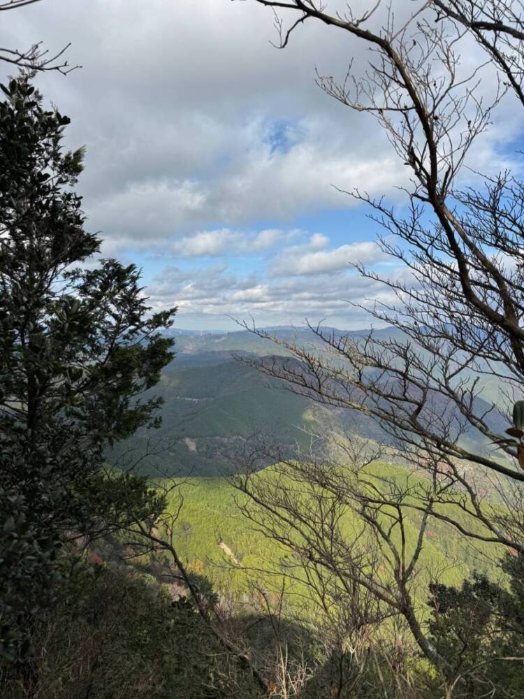 周囲は山々に囲まれ山深く、とにかく水が美しい和歌山の「矢筈岳」