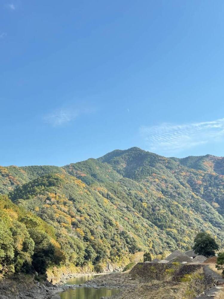 周囲は山々に囲まれ山深く、とにかく水が美しい和歌山の「矢筈岳」