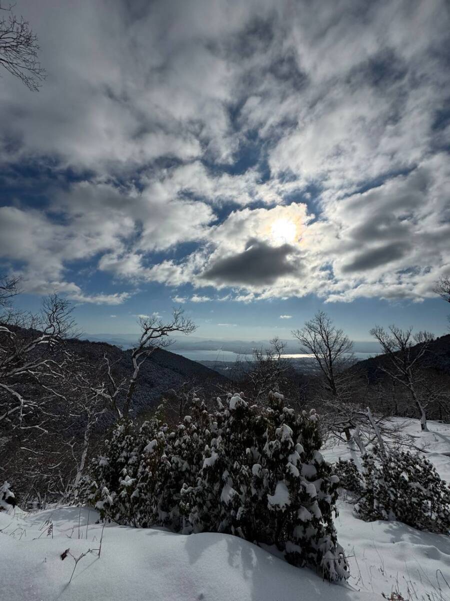 琵琶湖を眺めながら絶景スノーハイクができる『蓬莱山』