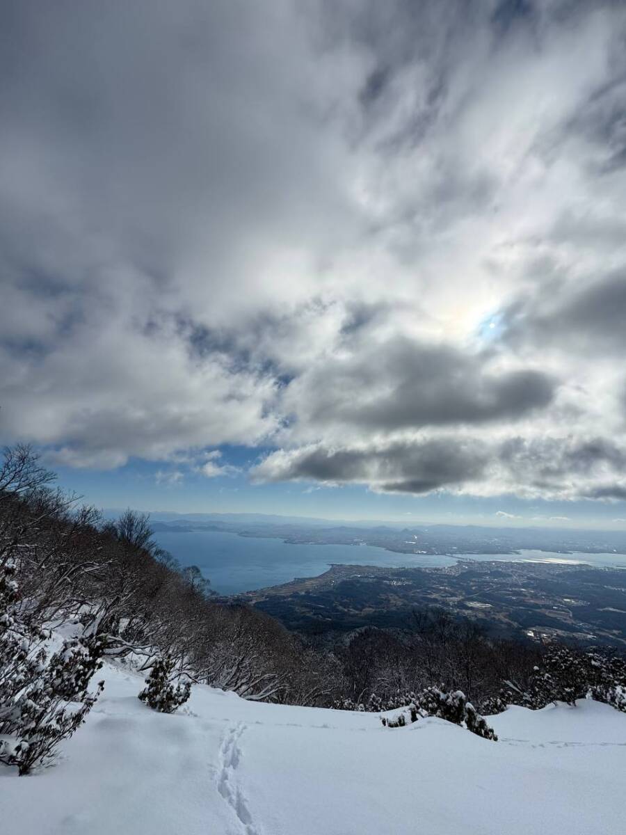 琵琶湖を眺めながら絶景スノーハイクができる『蓬莱山』