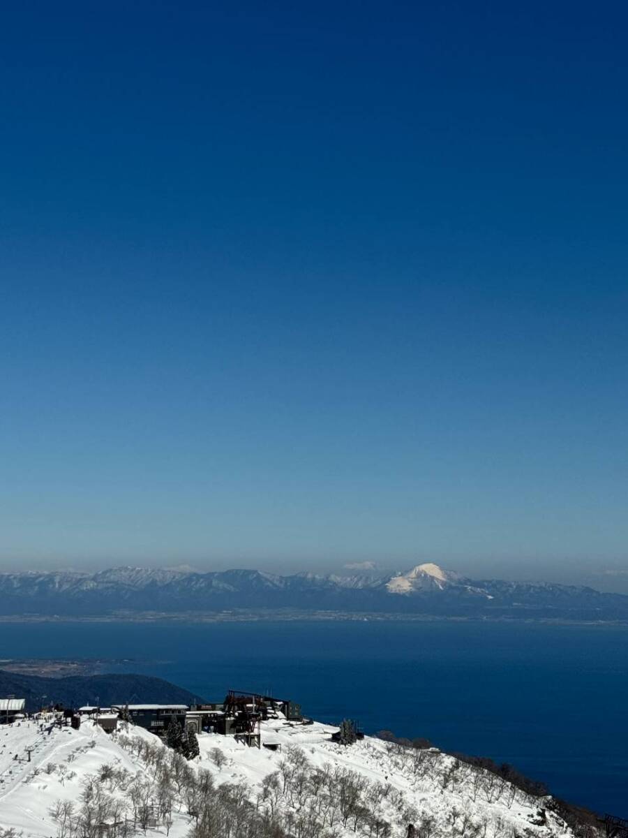 琵琶湖を眺めながら絶景スノーハイクができる『蓬莱山』