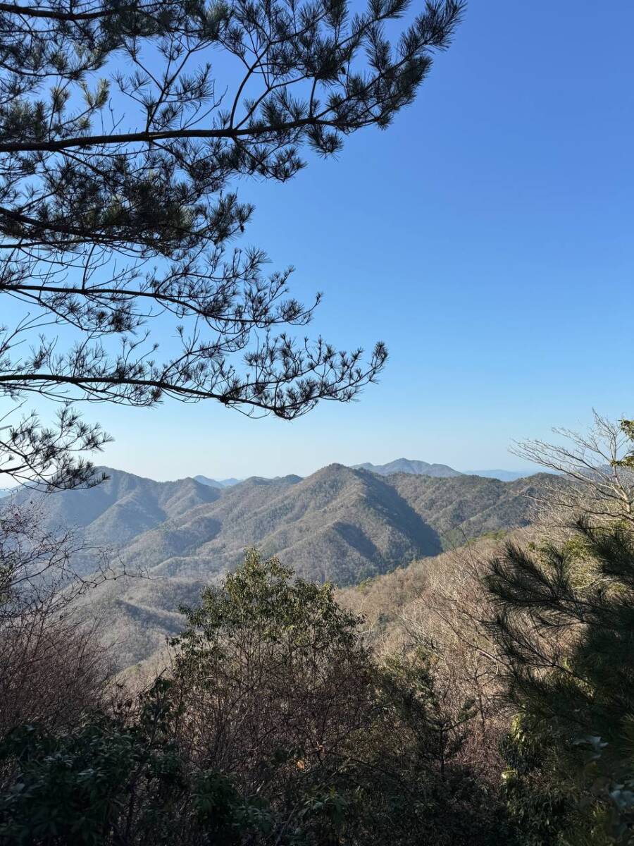 山頂からの眺めは絶景な丹波富士とも呼ばれる『白髪岳』