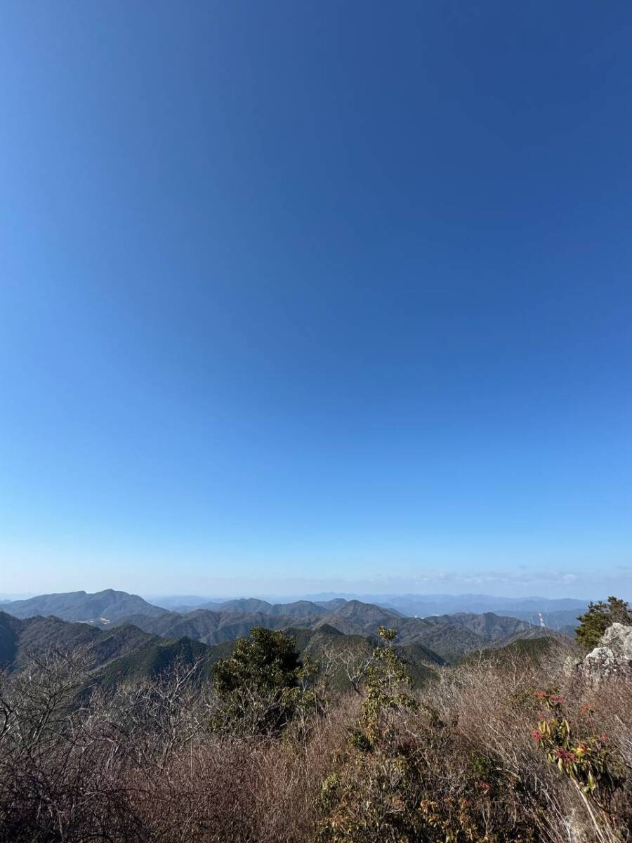 山頂からの眺めは絶景な丹波富士とも呼ばれる『白髪岳』