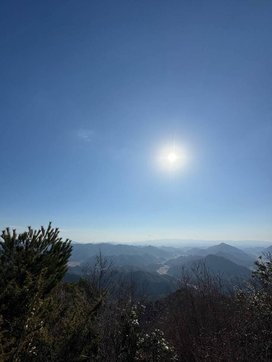 山頂からの眺めは絶景な丹波富士とも呼ばれる『白髪岳』