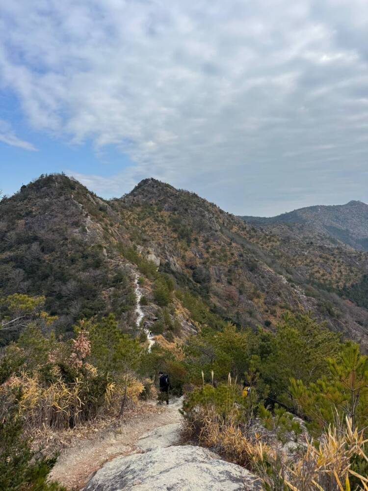 大人気の播磨アルプス、絶景の稜線を歩ける楽しいハイキング 『高御位山』