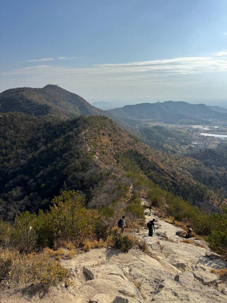 大人気の播磨アルプス、絶景の稜線を歩ける楽しいハイキング 『高御位山』