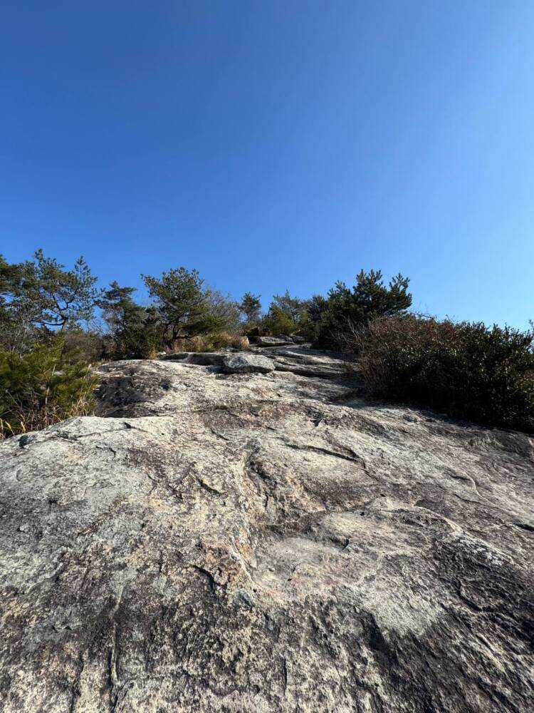 大人気の播磨アルプス、絶景の稜線を歩ける楽しいハイキング 『高御位山』