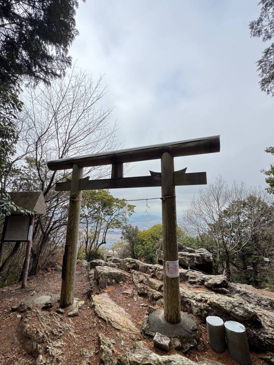 美しい山容で近江富士とも称される御上神社の御神体 『三上山』