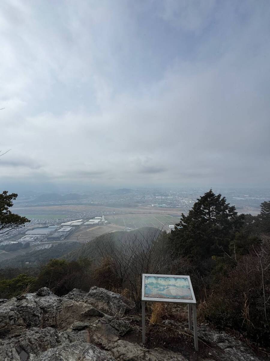 美しい山容で近江富士とも称される御上神社の御神体 『三上山』