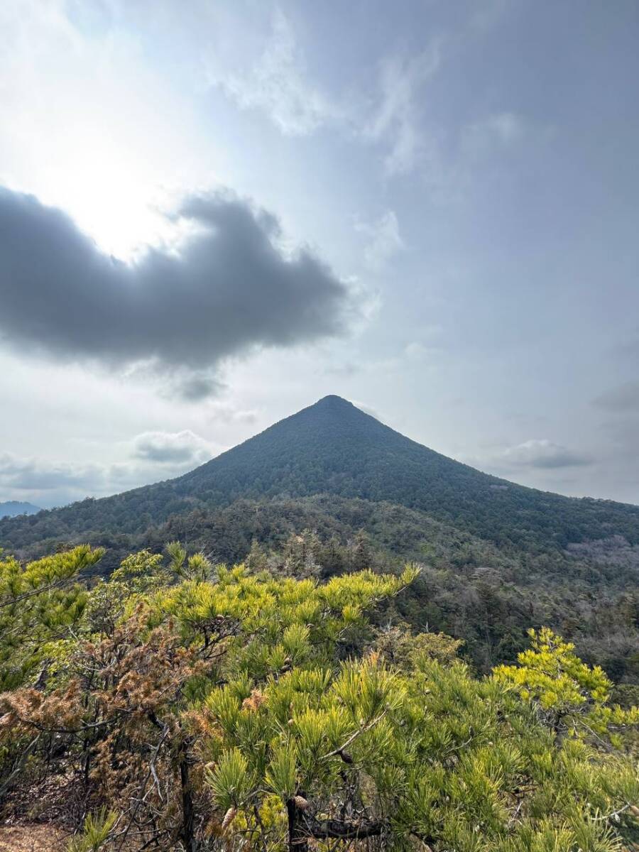 美しい山容で近江富士とも称される御上神社の御神体 『三上山』