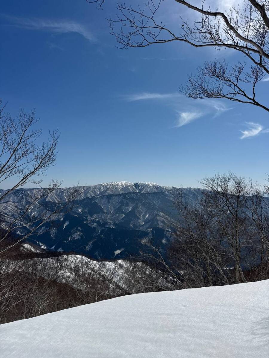 雪深すぎる大雪庇ロードの絶景!! 伊吹山地の最北の山「横山岳」