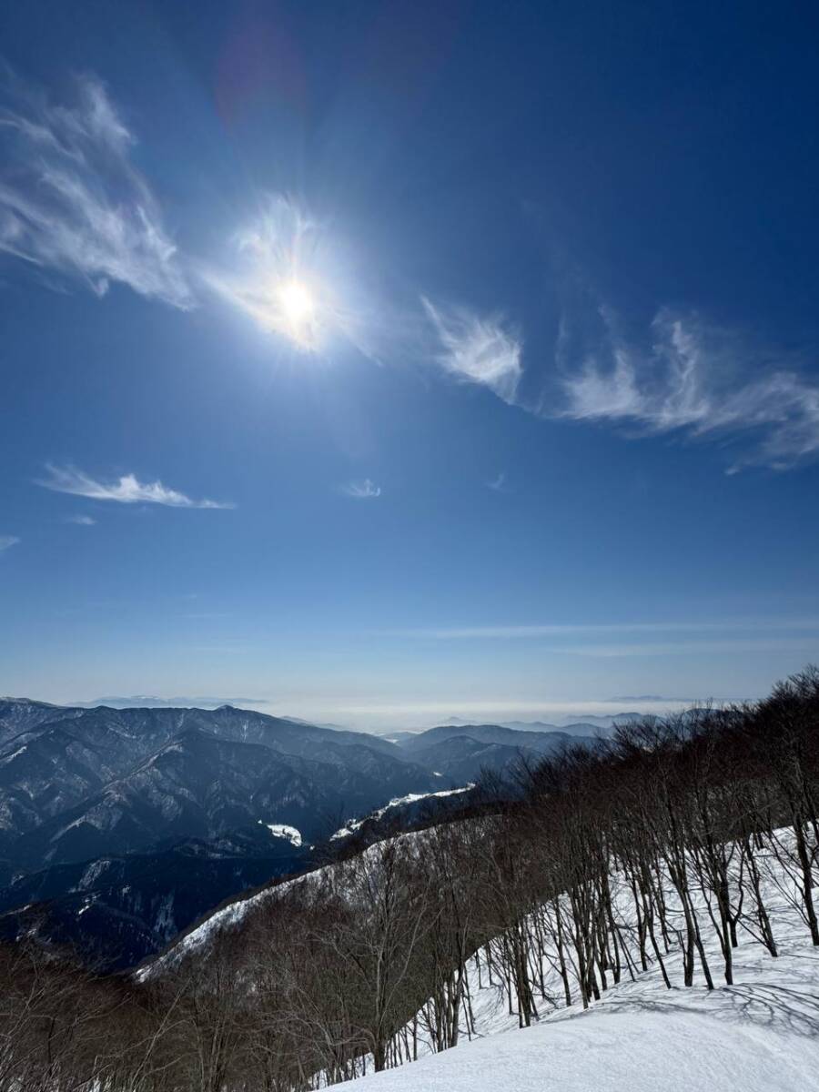 雪深すぎる大雪庇ロードの絶景!! 伊吹山地の最北の山「横山岳」