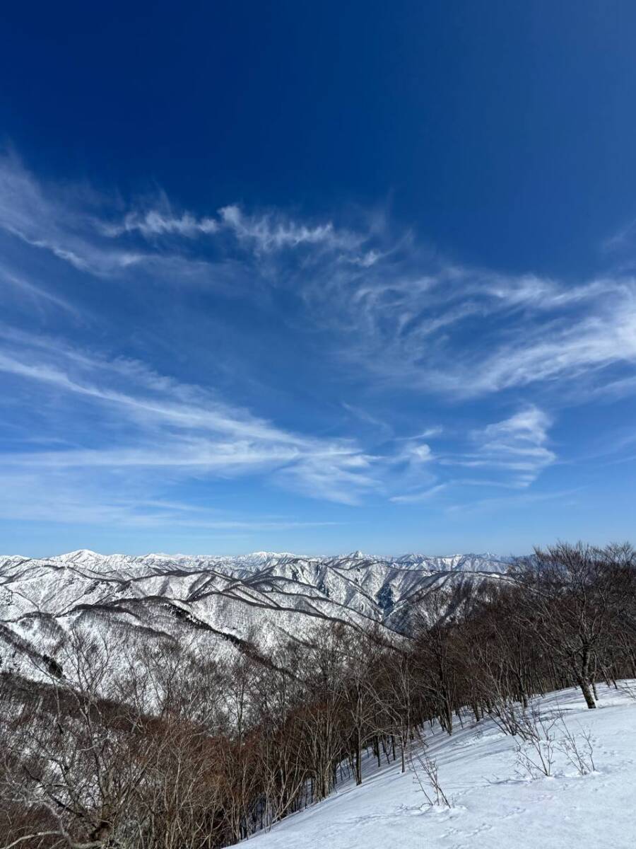 雪深すぎる大雪庇ロードの絶景!! 伊吹山地の最北の山「横山岳」