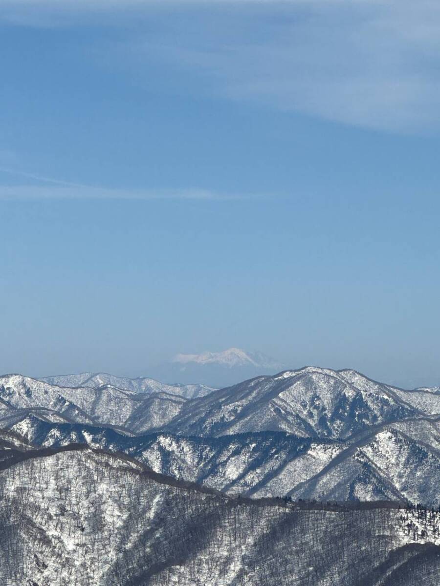 雪深すぎる大雪庇ロードの絶景!! 伊吹山地の最北の山「横山岳」