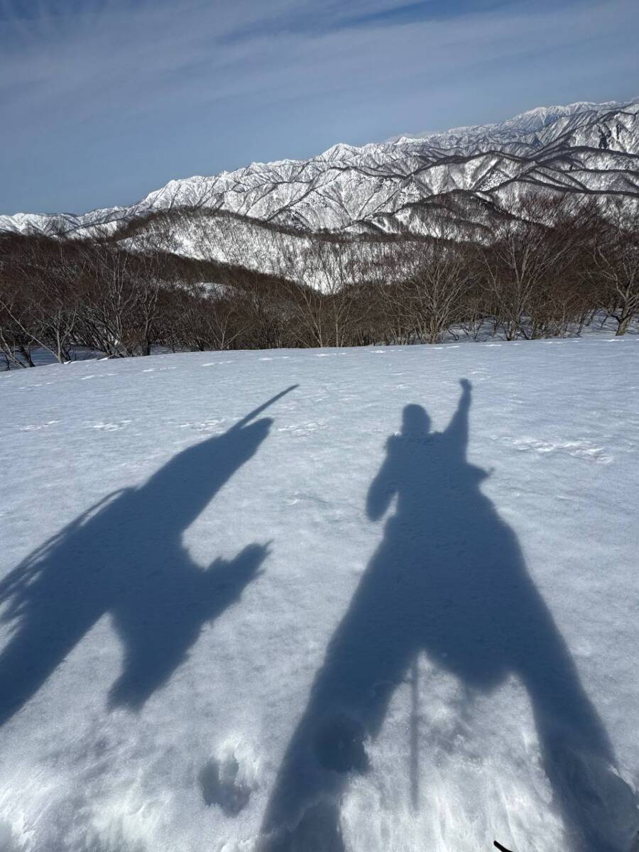 雪深すぎる大雪庇ロードの絶景!! 伊吹山地の最北の山「横山岳」